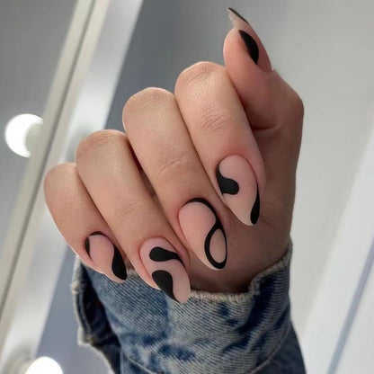 Kunstvolle Nagelkunst mit kreativem Schwarz-Weiß-Design Brehn