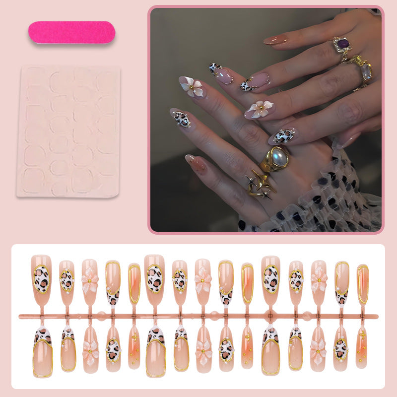 Kunstnagelset mit floralen und tierischen Akzenten Brehn