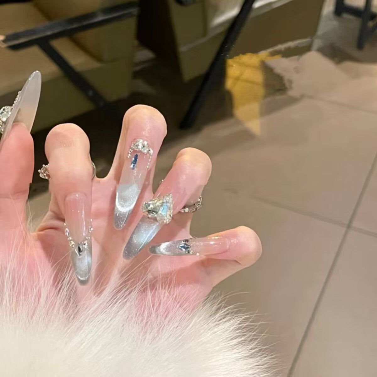 Elegante mit Kristallen akzentuierte Press-On Nagelverlängerungen Brehn