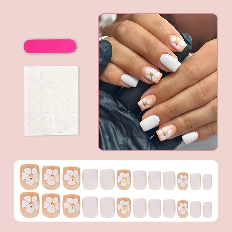 Kunstnagelset mit luxuriösem Blumendesign und dezenten Goldakzenten Brehn