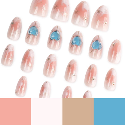 Nageldesign mit dekorativen Herzen und Glitzerakzenten Brehn