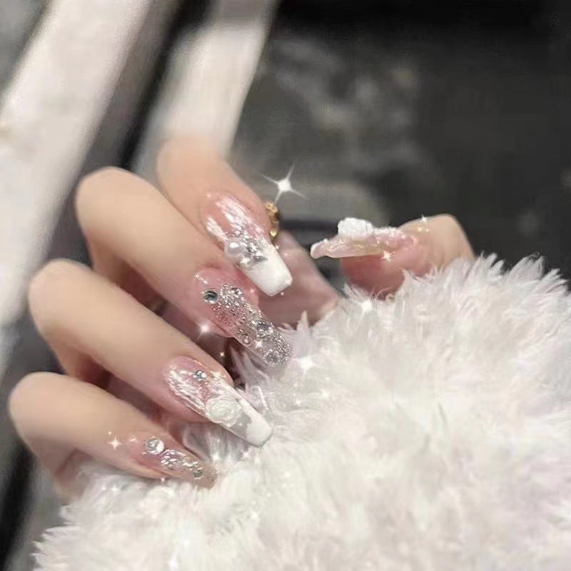 Elegante Kunstnägel mit Glitzer- und Blumendekor Brehn