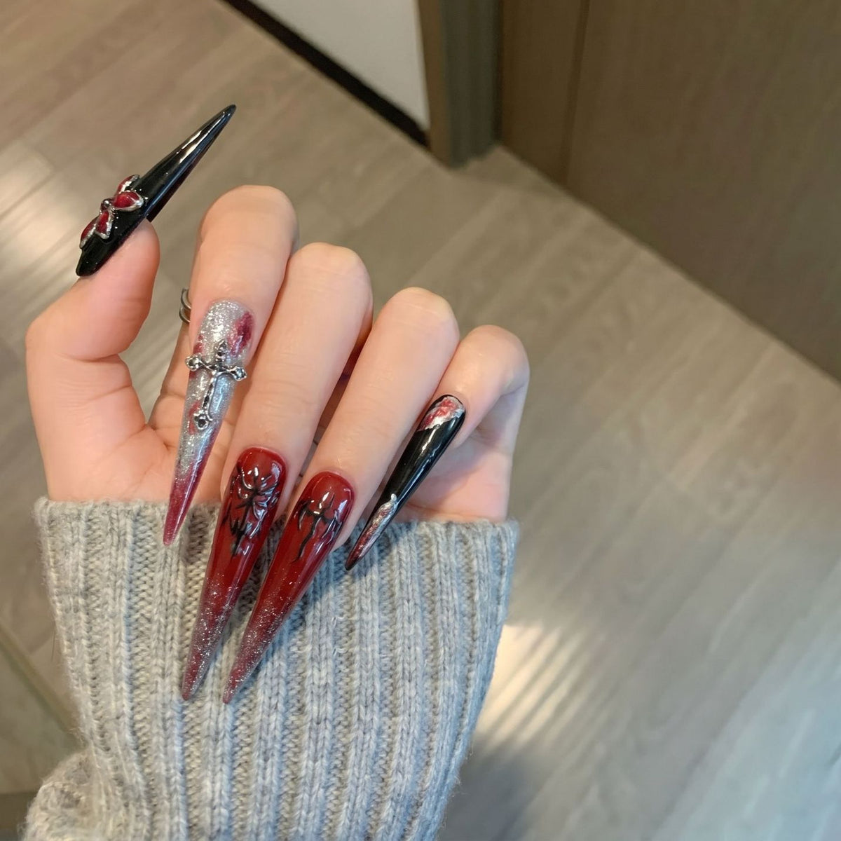 Künstlerisches Stiletto Press-On Nail Set mit einzigartigen gotischen Designelementen Brehn