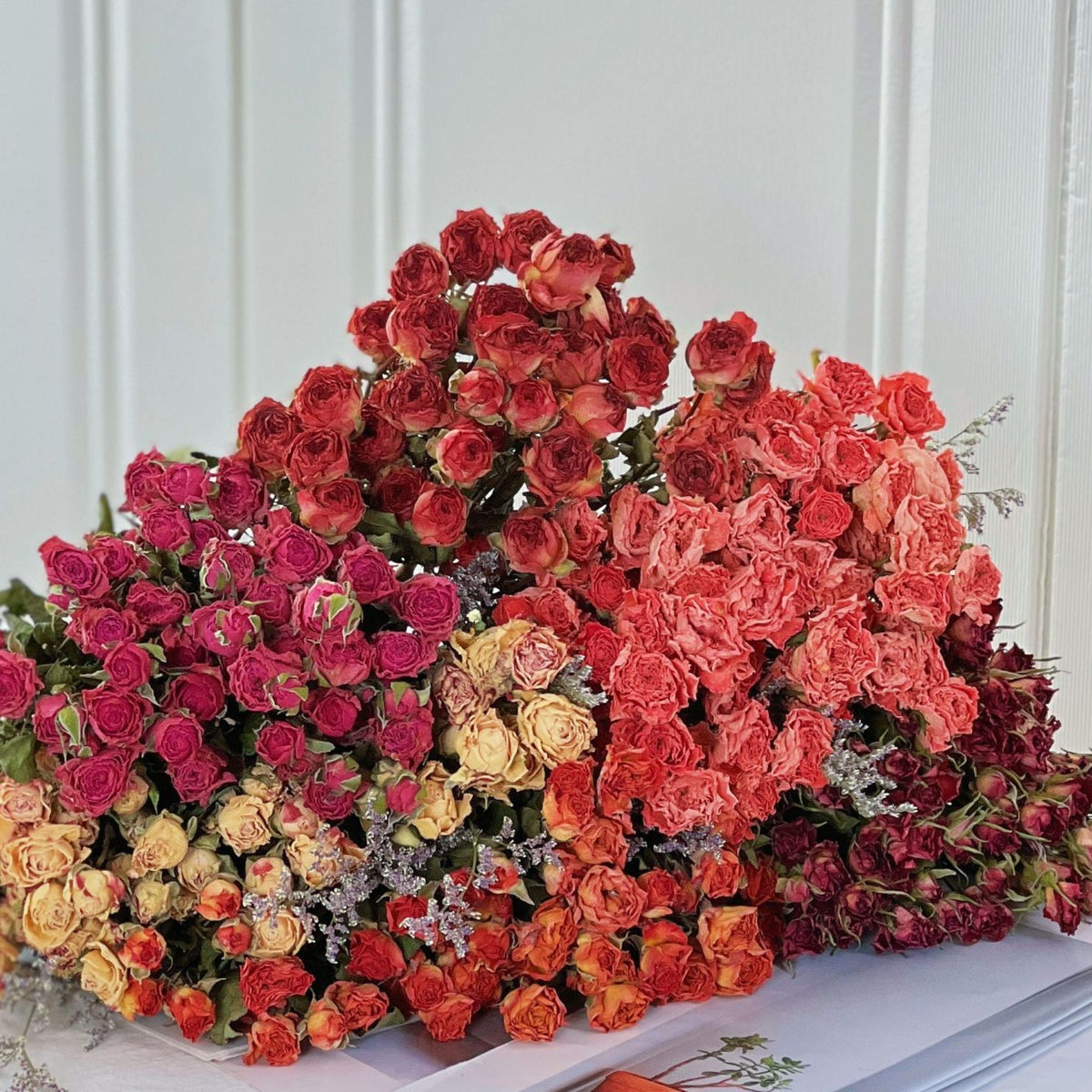Trockenblumen-Rosenstrauß mit botanischem Füllmaterial