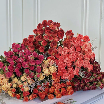 Trockenblumen-Rosenstrauß mit botanischem Füllmaterial