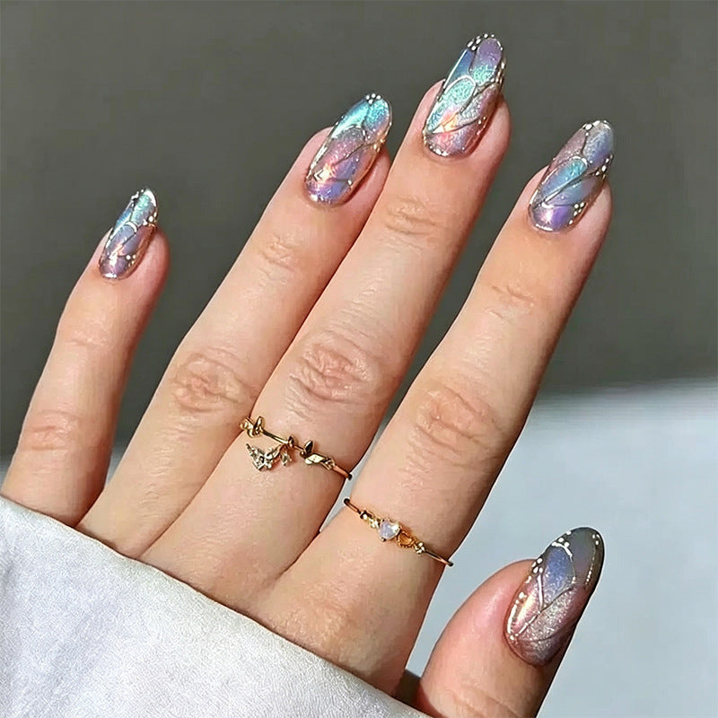 Exklusive Kunstnägel mit elegantem Tiermotiv und Glitzerakzenten Brehn