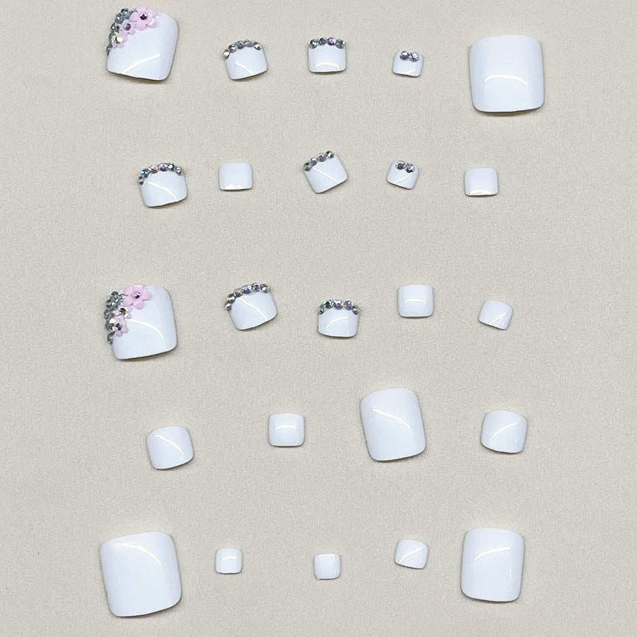 Fußnagelkunstset mit eleganten Glitzerverzierungen und floralen Akzenten Brehn