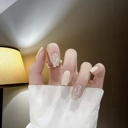 Glitzernde Press-On Nagelverlängerungen