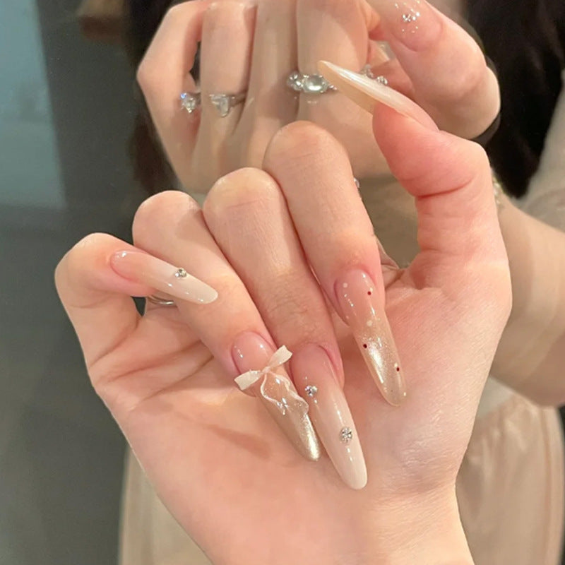 Elegante Stiletto Press-On Nägel mit dekorativem Bogen und Strassakzenten Brehn
