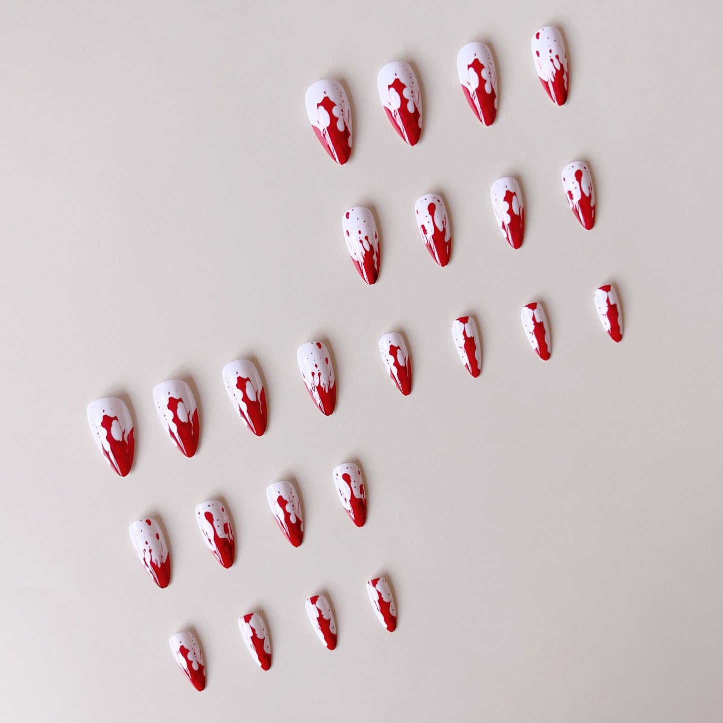 Kunstnagelset mit blutrot inspiriertem Design und spitzen Akzenten Brehn