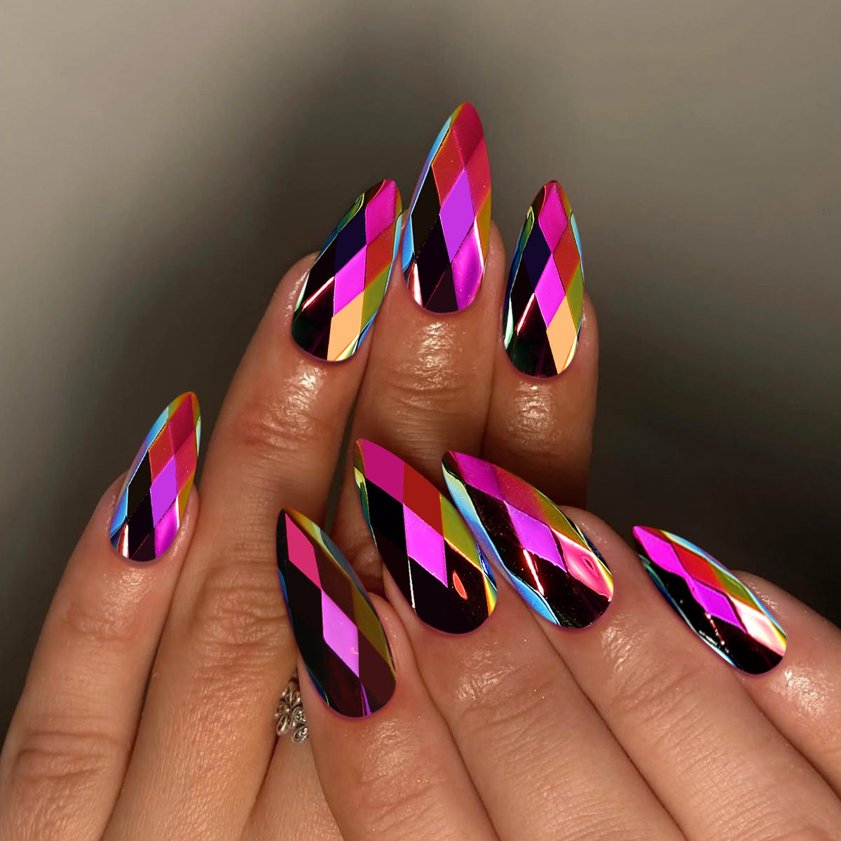 Stiletto-Nagelkunstverlängerungen mit geometrischem Prismadesign Brehn