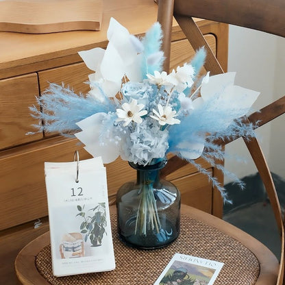 Künstlerische Trockenblumenarrangement