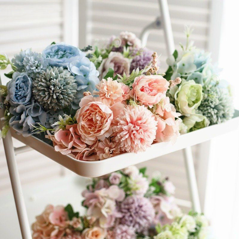 Eleganter künstlicher Blumenstrauß mit gemischten Blüten