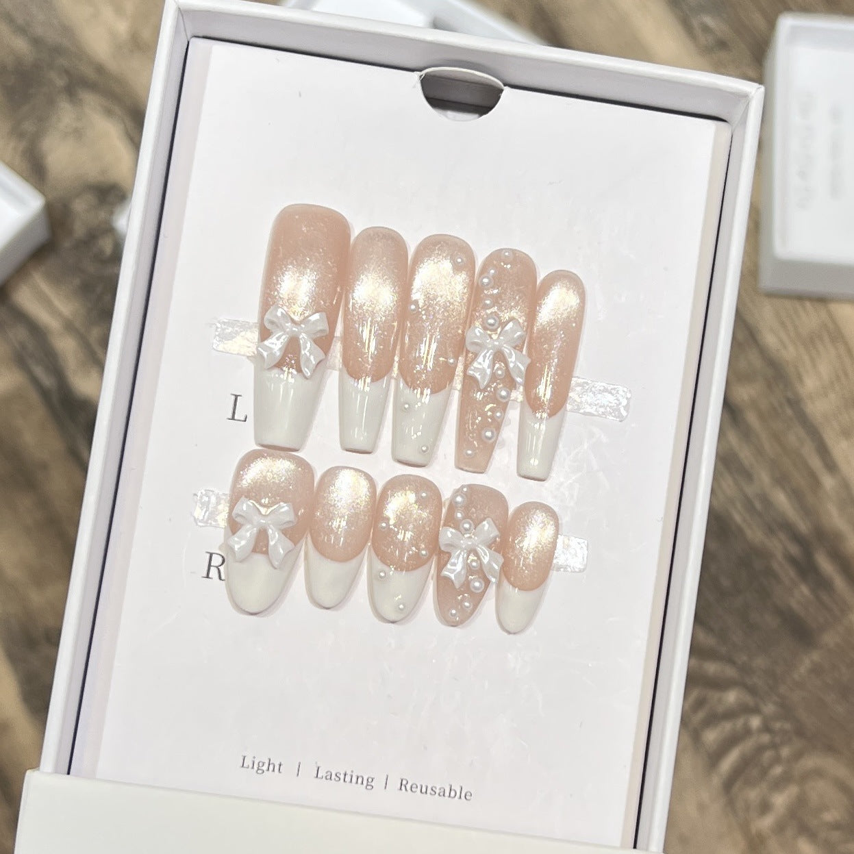 Dekorativer langer Press-On-Nagelset mit Schleife und Perlenakzenten Brehn