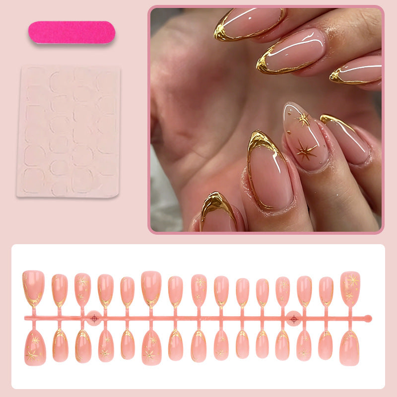 Kunstnagelset mit eleganten Goldakzenten und romantischen Sternmuster Brehn