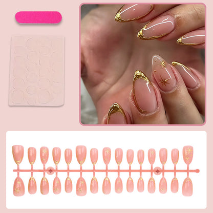 Kunstnagelset mit eleganten Goldakzenten und romantischen Sternmuster Brehn