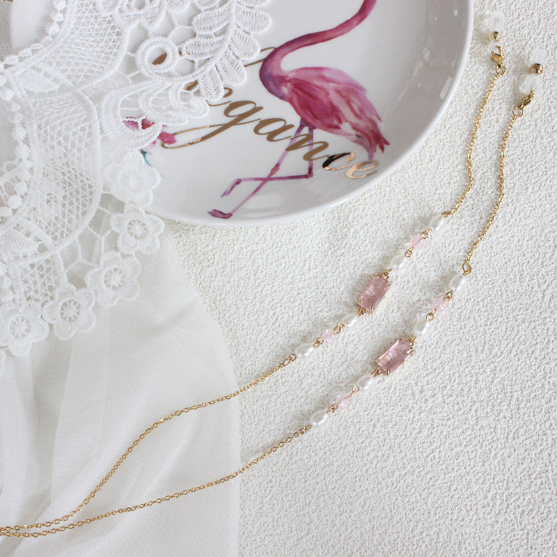 Elegante Schmuckkette mit Perlen und Pinken Akzenten Brehn