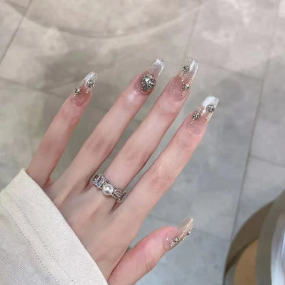 Dekorative Press-On Nagelkunst mit funkelnden Akzenten Brehn