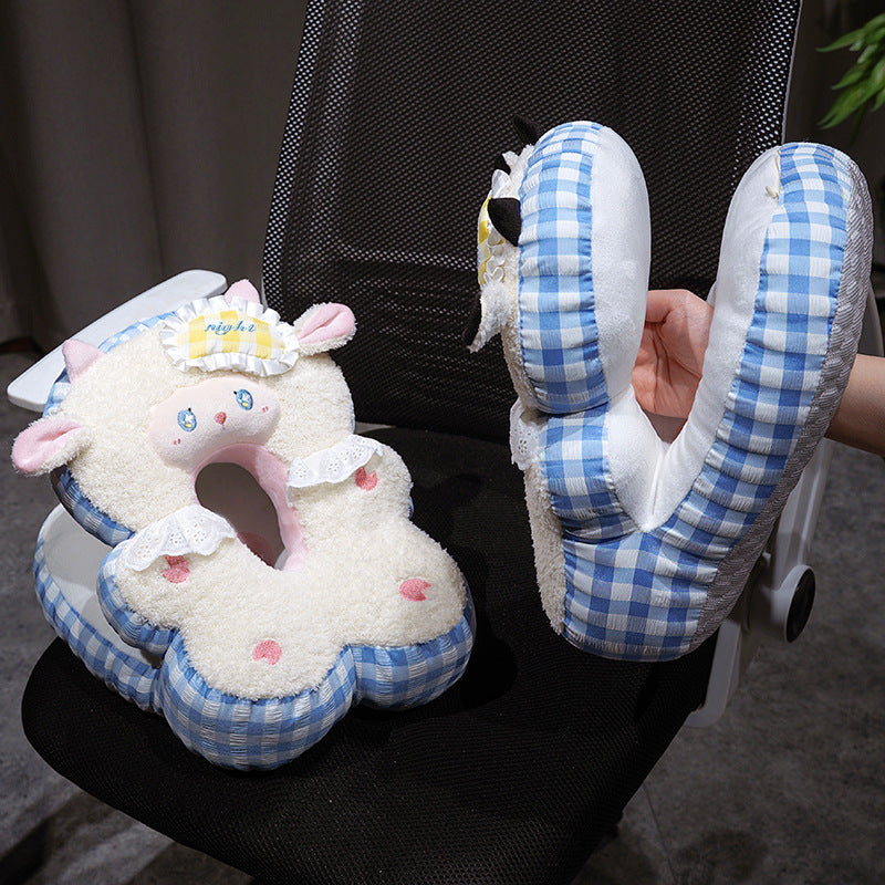 Schafförmiges Nackenkissen mit kompakter Kuscheldecke