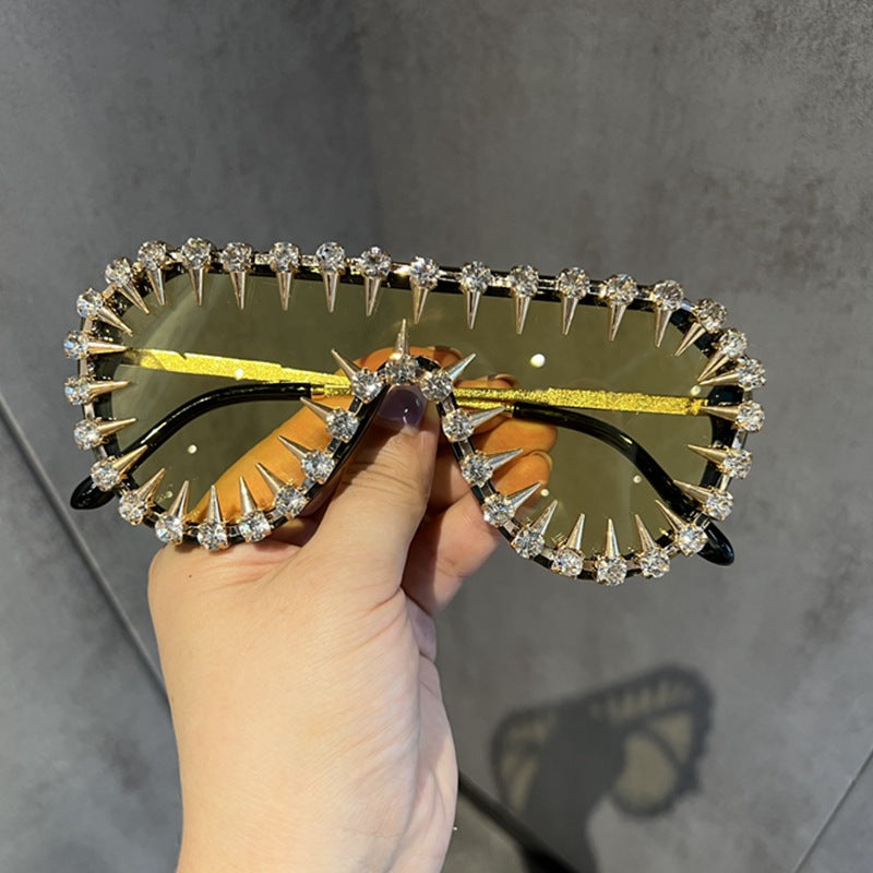 Damen extravagant gestaltete Cat-Eye-Sonnenbrille mit Glitzerakzenten Brehn
