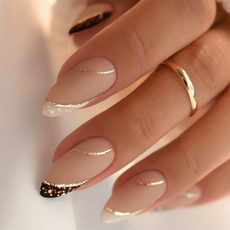 Stylisches Stiletto Press-on Nagelkunstset mit goldenen Akzenten Brehn