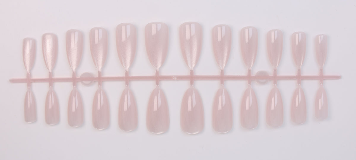 Kunstnagelset mit schimmernden Designs Brehn