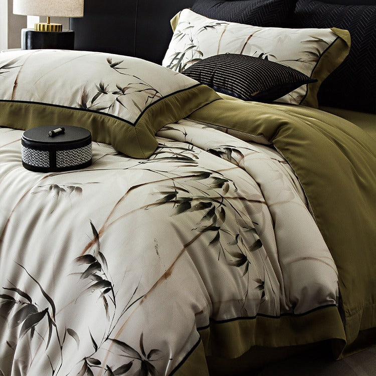 Elegante Bettwäsche-Garnitur aus Baumwollsatin mit floralem Aquarellprint, kontrastierender Paspel und Volant