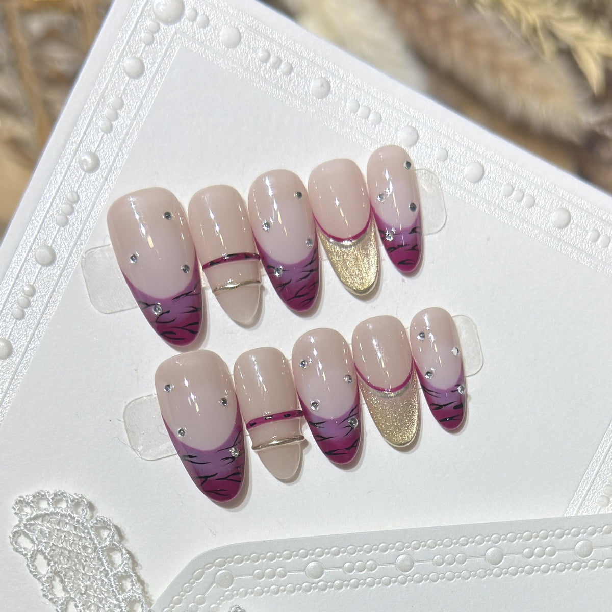 Künstlerisches Stiletto Press-On Nagelset mit Strassakzenten Brehn