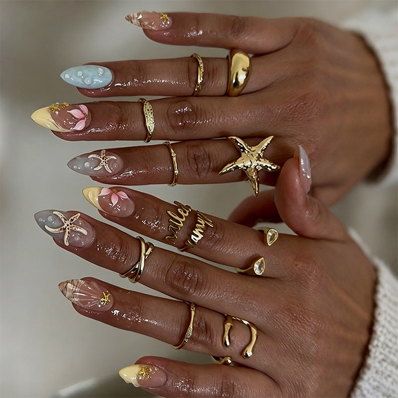 Kunstnagelset mit Floral-Motiven und Glitzerakzenten Brehn