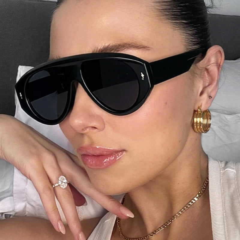 Damen moderne Fashion-Sonnenbrille im futuristischen Design Brehn