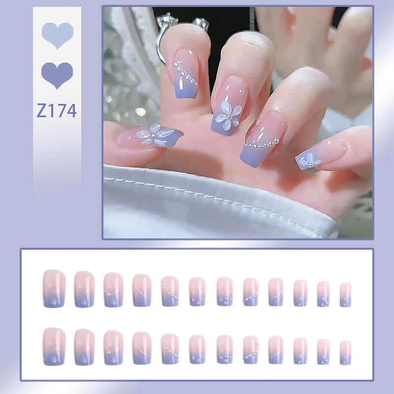 Kunstnagelset mit eleganten Glitzerverzierungen und schimmernden Akzenten Brehn