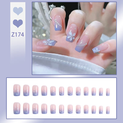Kunstnagelset mit eleganten Glitzerverzierungen und schimmernden Akzenten Brehn