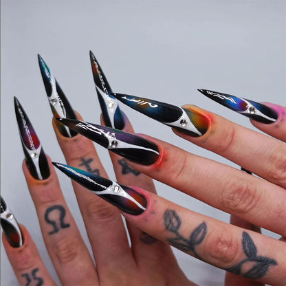 Kunstvolle Stiletto-Nägel mit glitzernden Akzenten und geometrischem Design Brehn