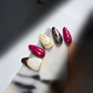Dekorativer Stiletto Press-On Nagelset mit künstlerischen Mustern Brehn