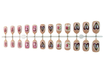 Kunstnagelset mit floralen Designs und romantischen Details Brehn