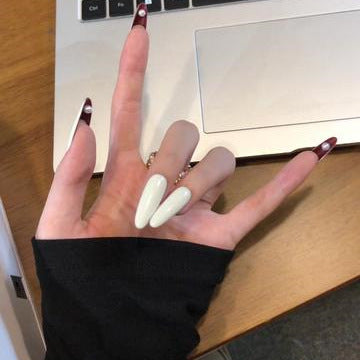 Glamouröse Kunstnägel mit Eleganten Akzenten Brehn