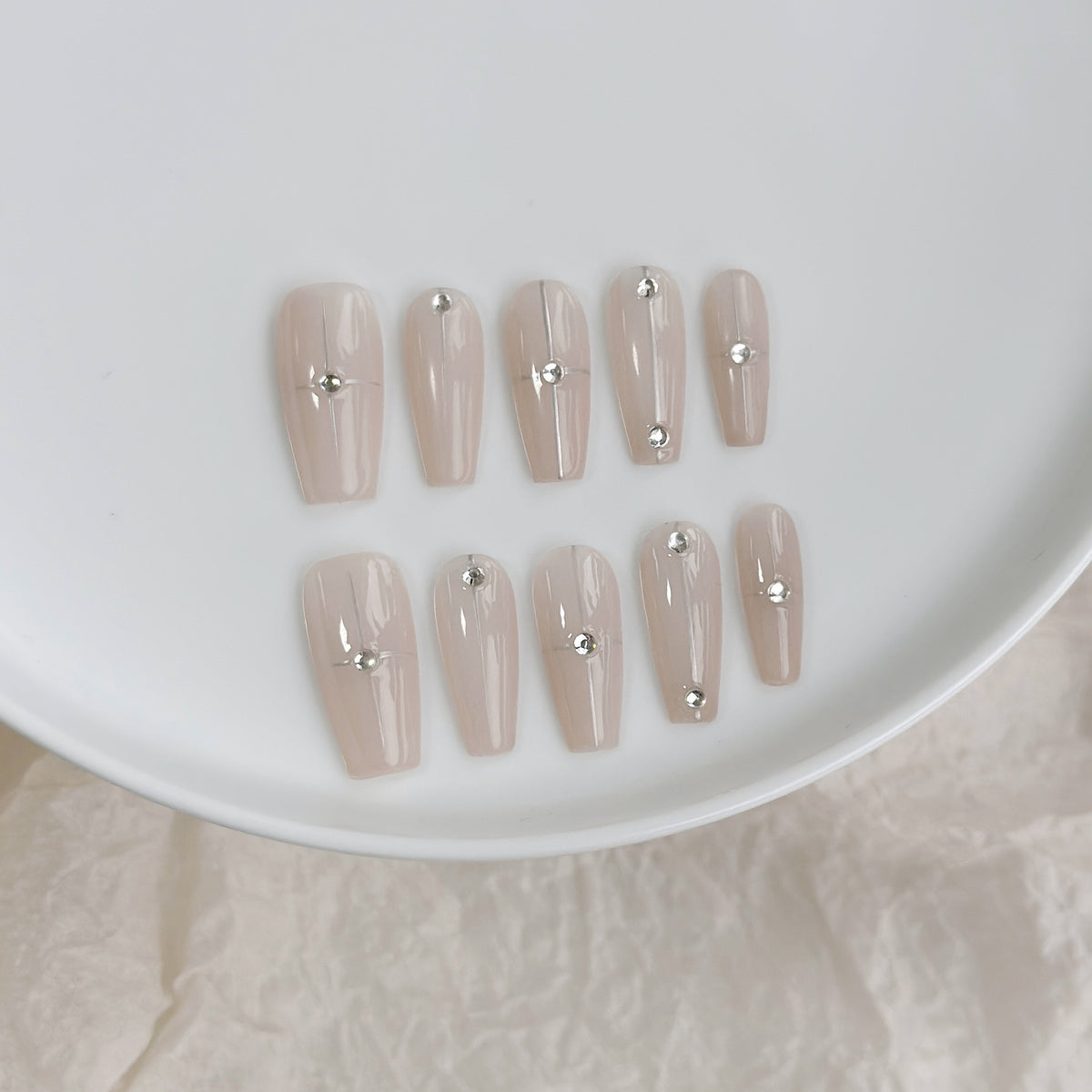 Dekoratives Stiletto Press-On Nagelset mit Kristallakzenten