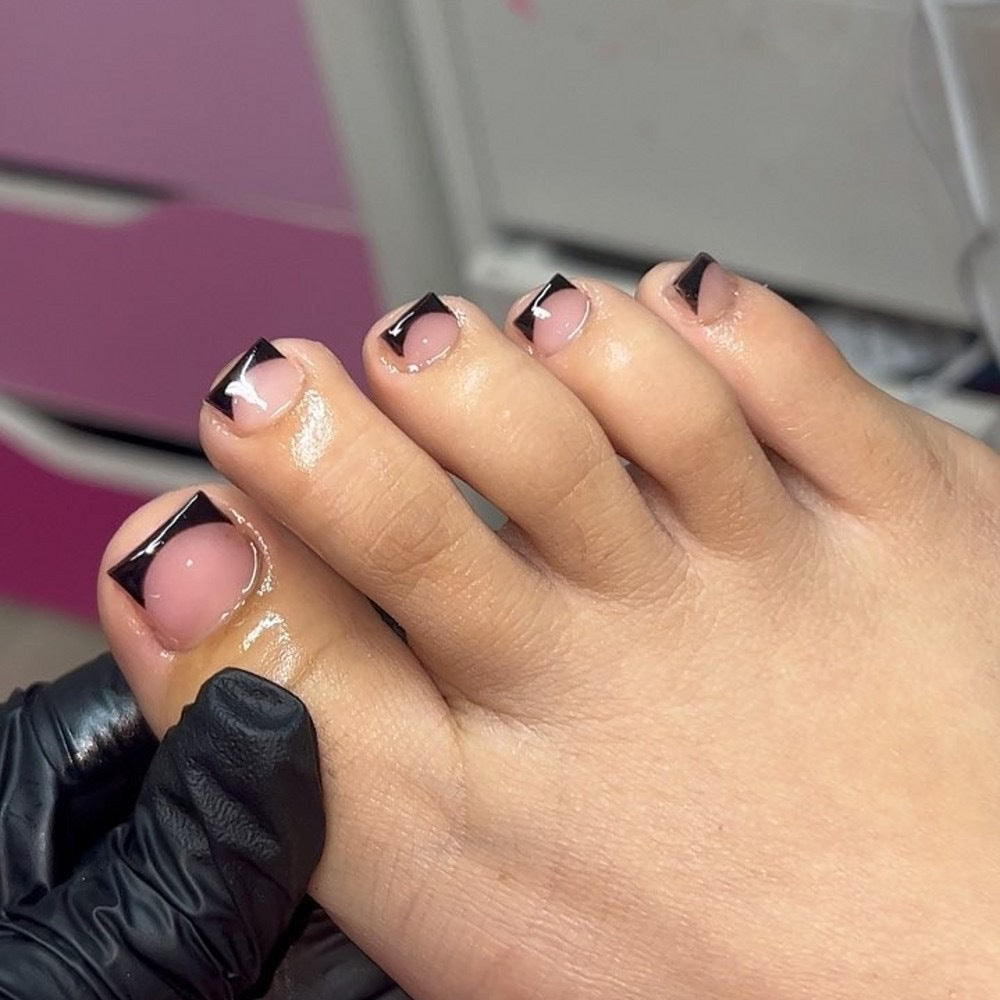 Kunstnagelset mit modernem französischen Design und eleganten Akzenten Brehn