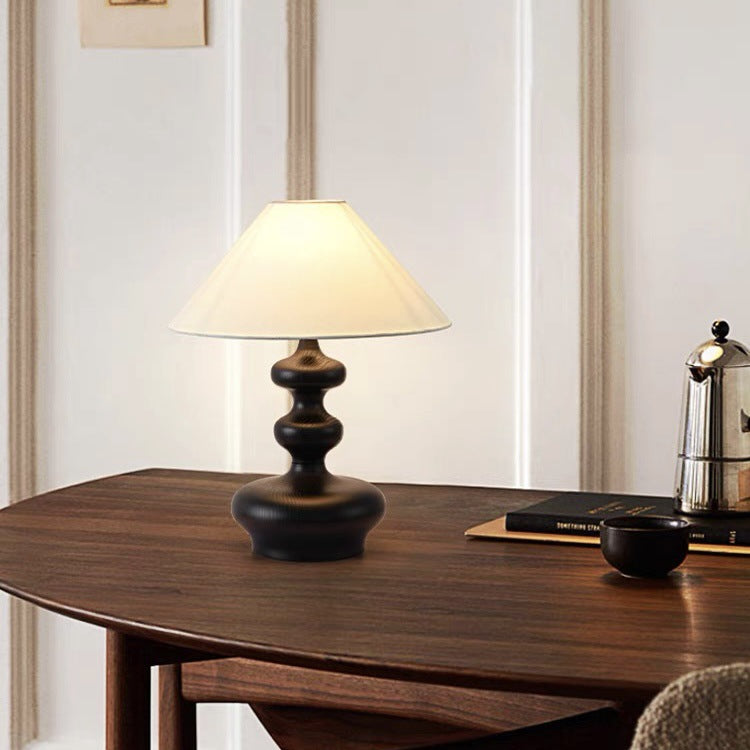 Elegante Tischlampe mit texturiertem Sockel