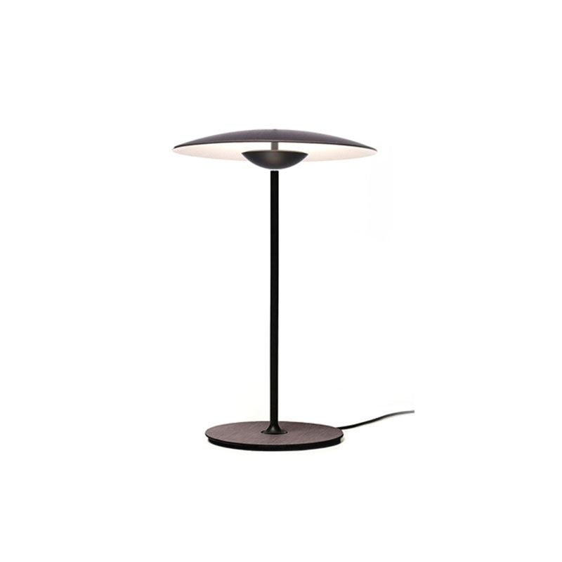 Schlanke moderne Tischlampe mit minimalistischem Design