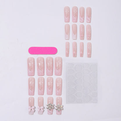 Kreatives Kunstnagelset mit zarten Blumen- und Glitzerakzenten Brehn