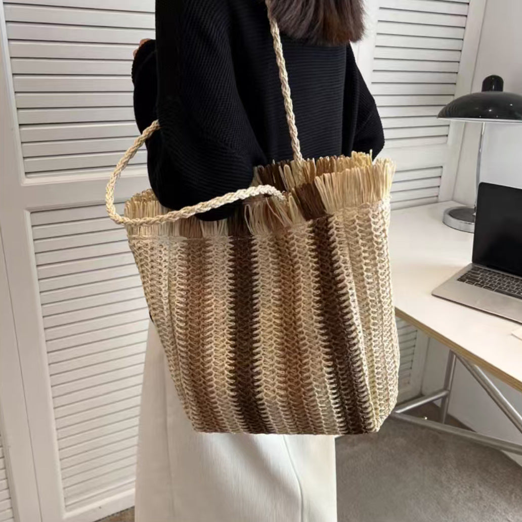 Geflochtene Strandtasche mit Fransigen Details Brehn