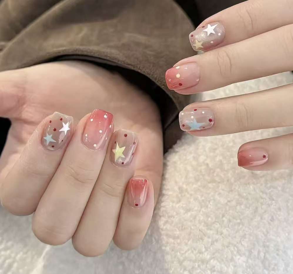 Ombre Stiletto Press-On Nagelkunst mit Schmuckakzenten Brehn