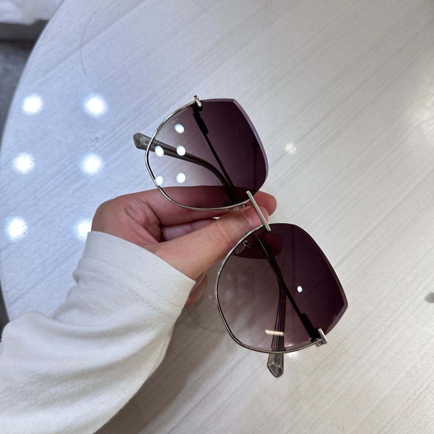 Damen Sonnenbrille mit elegantem, breitem Rahmen und luxuriösen Akzenten Brehn