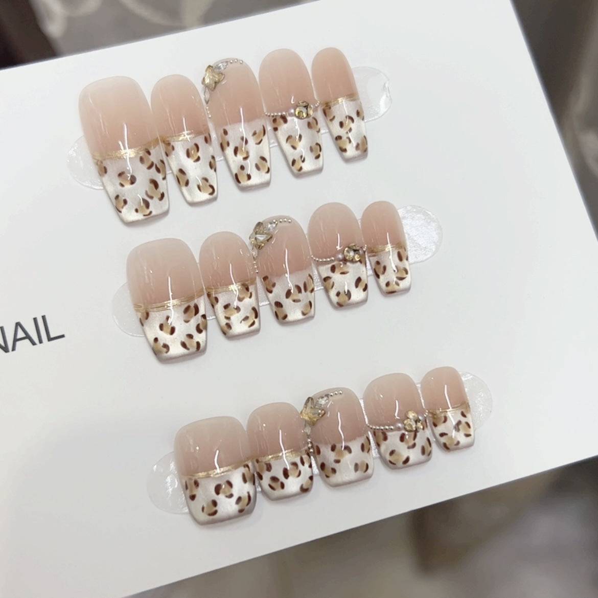 Elegantes Press-On-Nagel-Set mit luxuriösem Design Brehn