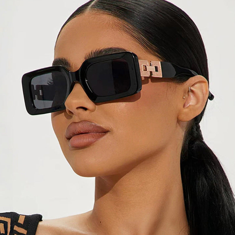 Damen modische Sonnenbrille im eleganten quadratischen Design mit luxuriösen goldenen Akzenten Brehn