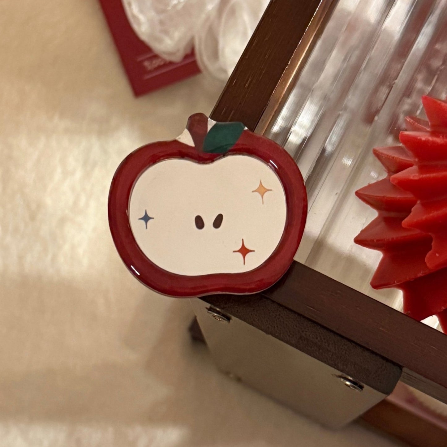 niedlicher Apfel-Anstecker Brehn