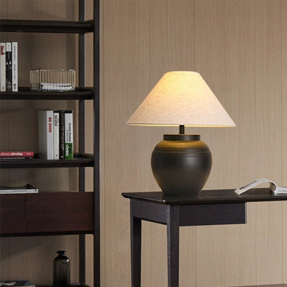 Künstlerische Tischlampe mit strukturiertem Sockel