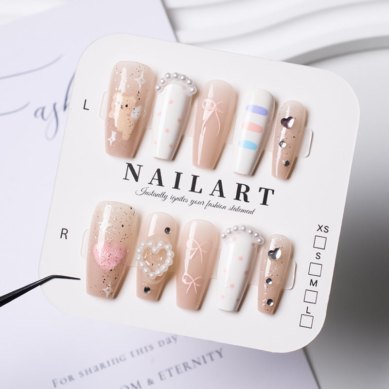 Kreatives Nagelkunstset mit Eleganten Applikationen Brehn