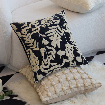 Dekoratives Kissen mit floralem Design